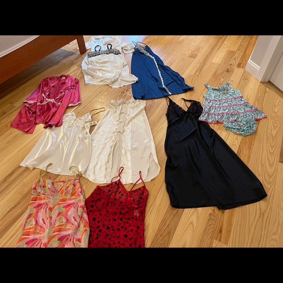 9 pieces of lingerie. They are all in a create shape. - Picture 2 of 6